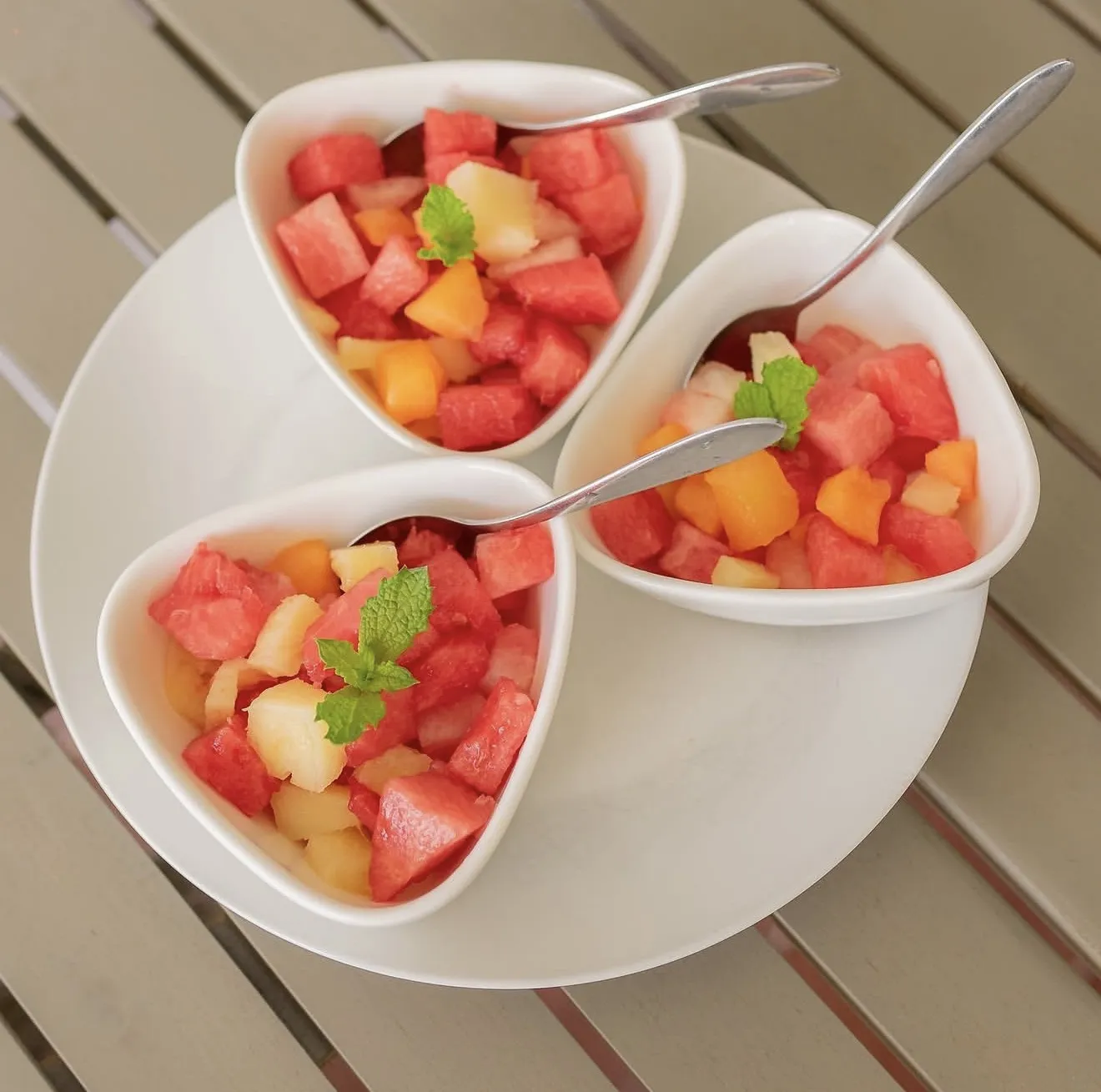 Ensalada de frutas servida en tres tazas